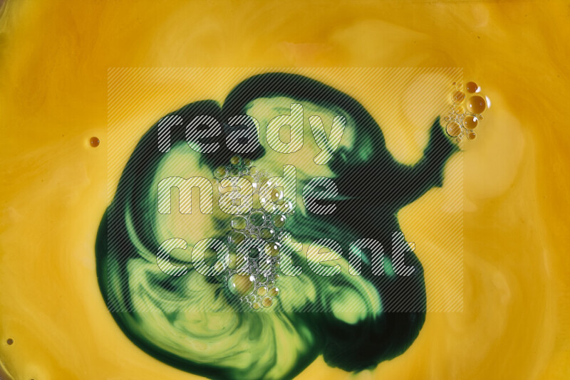 لقطة مقربة لأنماط دوامية باللون البرتقالي والأخضر