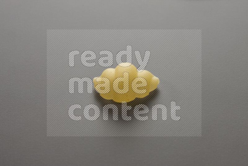 معكرونة قواقع علي خلفية رمادية