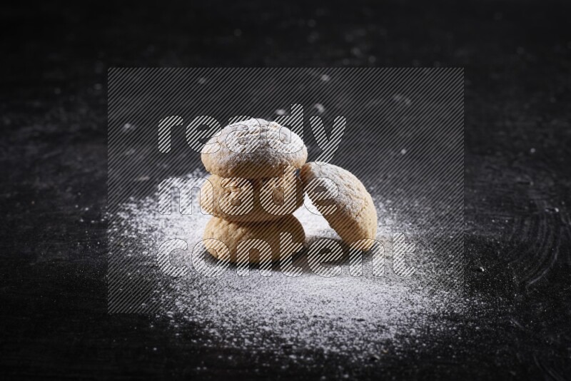 كحك علي خلفية سوداء