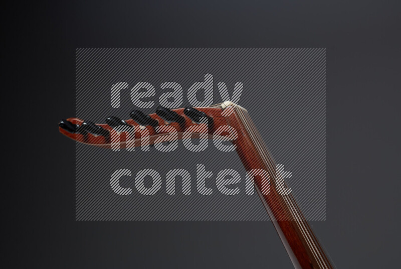 اجزاء من عود خشبي بني على خلفية رمادية