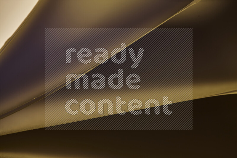 فن تجريدي يعرض منحنيات مع تدرجات الألوان الدافئة والباردة مكونه بضوء ملون