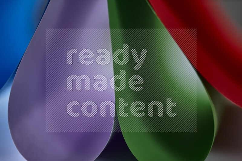 فن تجريدي يعرض المنحنيات المرتبة للأوراق الملونة