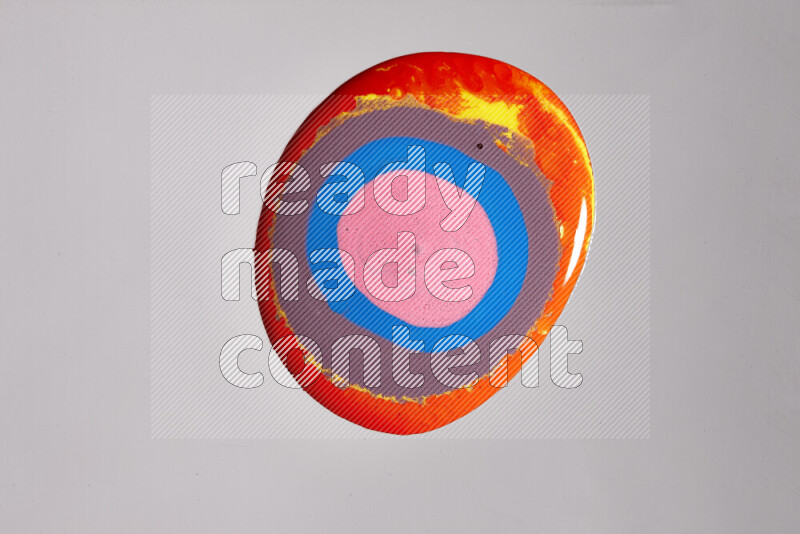 لقطات مقربة لألوان متنوعة تمتزج على خلفية رمادية