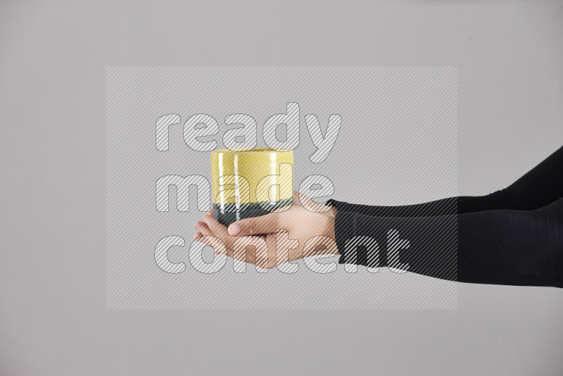 امرأة ترتدي عباءة سوداء تحمل أدوات فخارية مختلفة في أوضاع متعددة