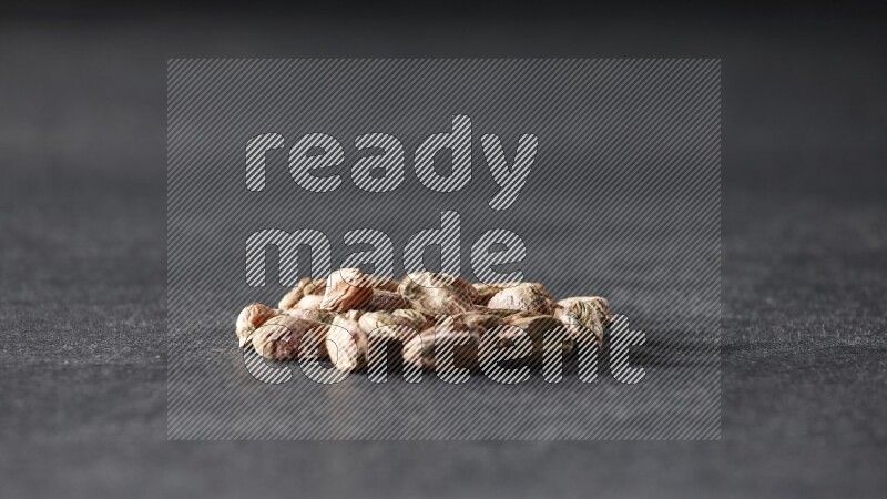 مجموعة من حبات الفستق المقشر على خلفية سوداء