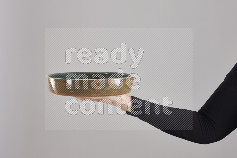 امرأة ترتدي عباءة سوداء تحمل أدوات فخارية مختلفة في أوضاع متعددة