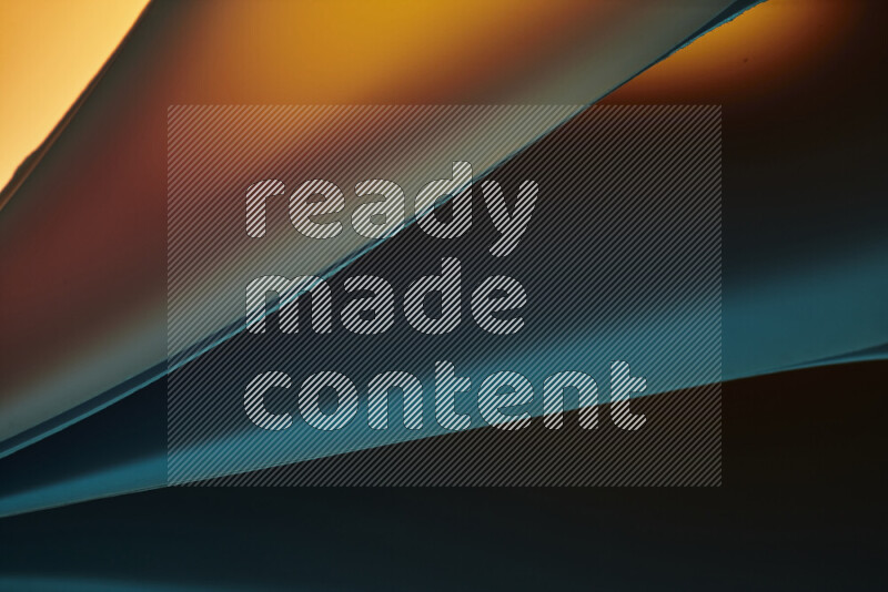 فن تجريدي يعرض منحنيات مع تدرجات الألوان الدافئة والباردة مكونه بضوء ملون