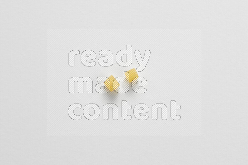 معكرونة مرمرية علي خلفية بيضاء