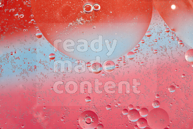 لقطات مقربة لفقاعات من الزيت على سطح الماء باللون الأزرق والأحمر والوردي