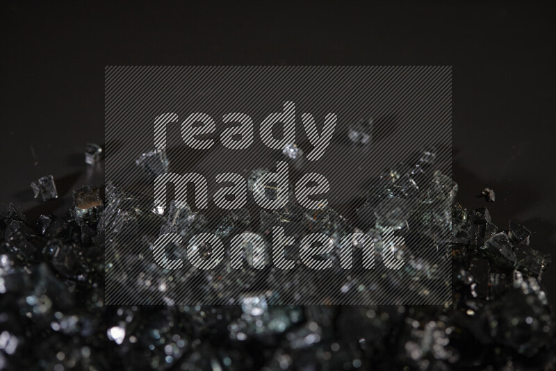 قطع زجاج سوداء شفافة متناثرة على خلفية سوداء