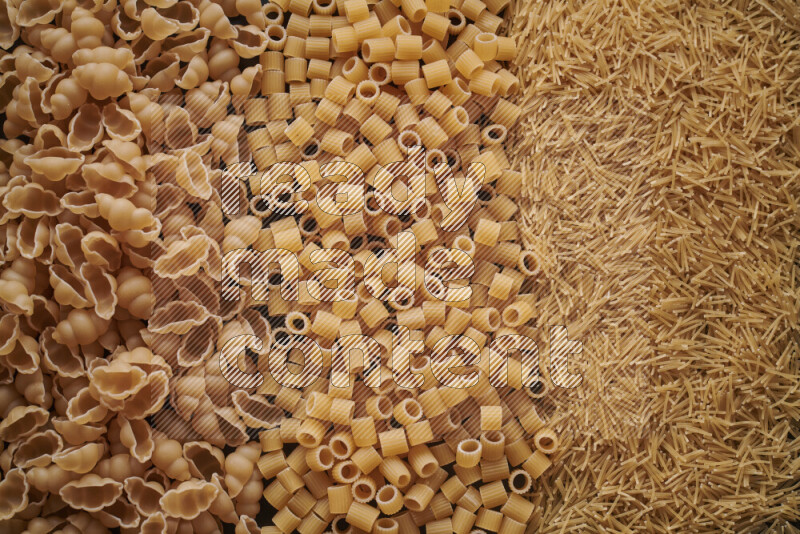 3 انواع معكرونة علي الخلفية كاملة