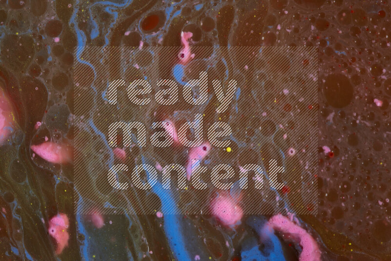 تظهر الصورة أشكال مختلفة من تداخلات اللون الوردي والأزرق والبني