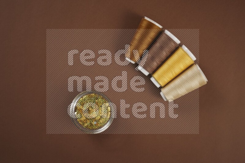 مجموعة من أدوات الخياطة والتفصيل صفراء اللون على خلفية بنية