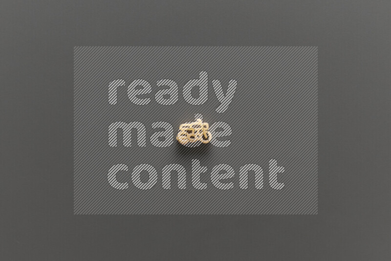 معكرونة بأشكال مختلفة للأطفال علي خلفية رمادية