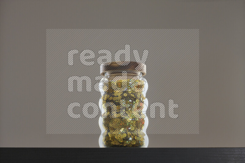 ترتر ملون في وعاء زجاجي علي خلفية سوداء