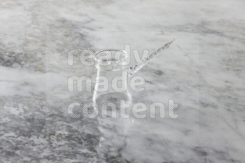 أواني زجاجية مثل إبريق للقهوة وكوب وصحن علي خلفية من الرخام الرمادي