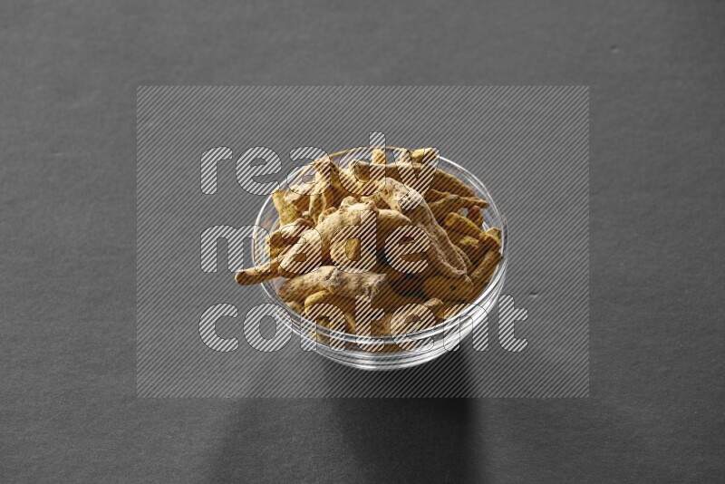 كركم في وعاء زجاجي علي خلفية سوداء