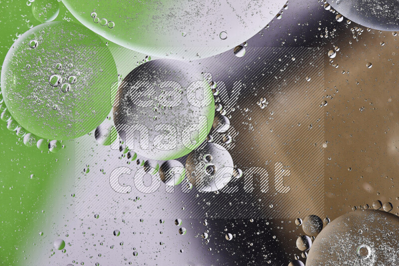 لقطات مقربة لفقاعات من الزيت على سطح الماء باللون البني والأخضر والأبيض