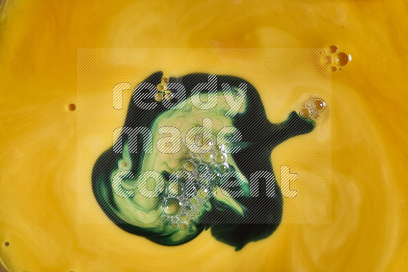 لقطة مقربة لأنماط دوامية باللون البرتقالي والأخضر