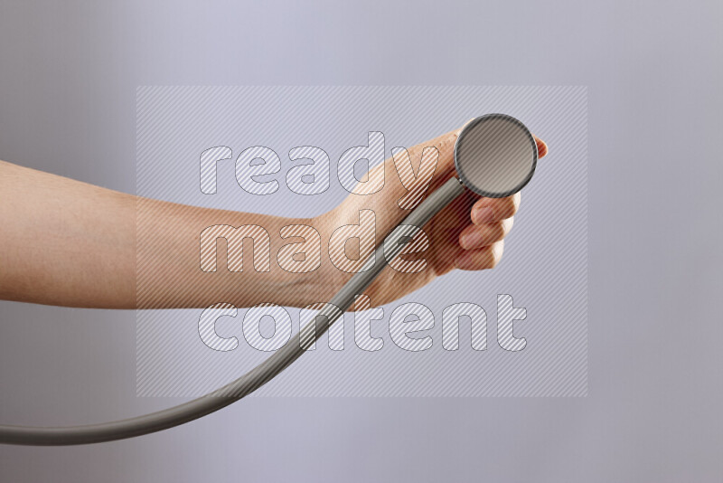 طبيبة ترتدي عباءة وملابس طبية في أوضاع متعددة