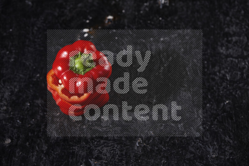 شرائح الفلفل الأحمر على خلفية سوداء