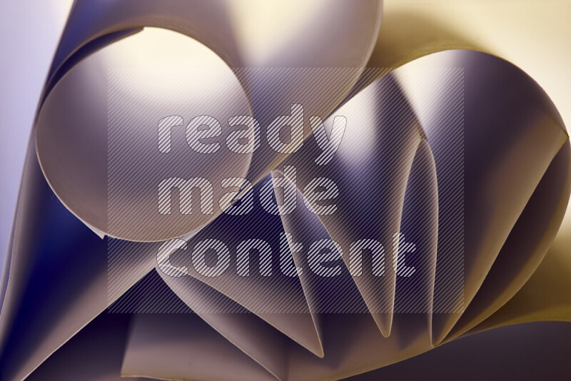 عرض فني لطيات الورق تخلق مزيج من الأشكال الهندسية، مضاءة بإضاءة ناعمة بدرجات دافئة