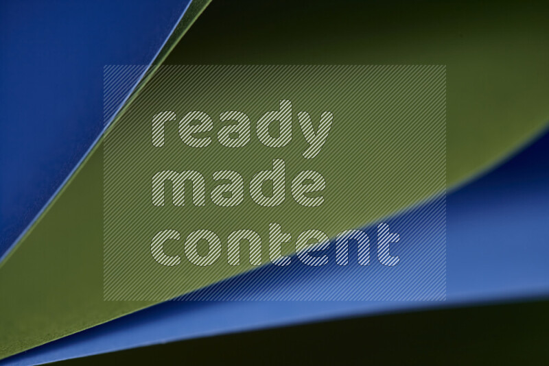 فن تجريدي يعرض المنحنيات المرتبة للأوراق باللون الأزرق والأخضر