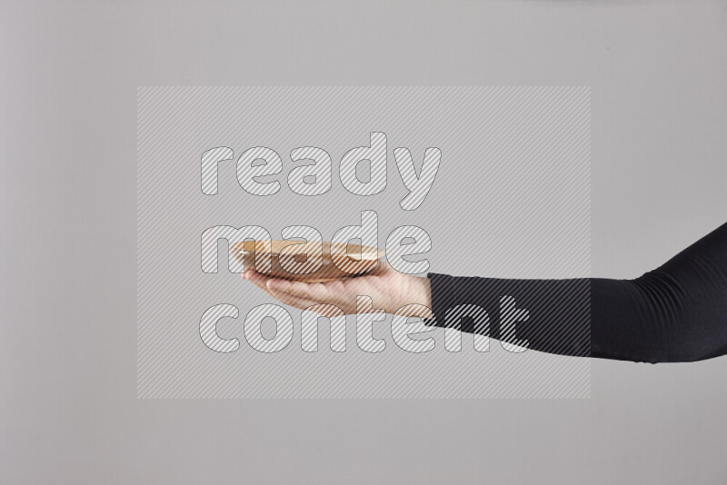 امرأة ترتدي عباءة سوداء تحمل أدوات فخارية مختلفة في أوضاع متعددة