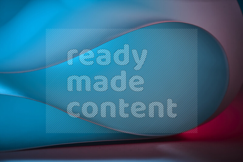 فن تجريدي يعرض منحنيات وتدرجات اللون الأزرق والأحمر مكونه بضوء ملون