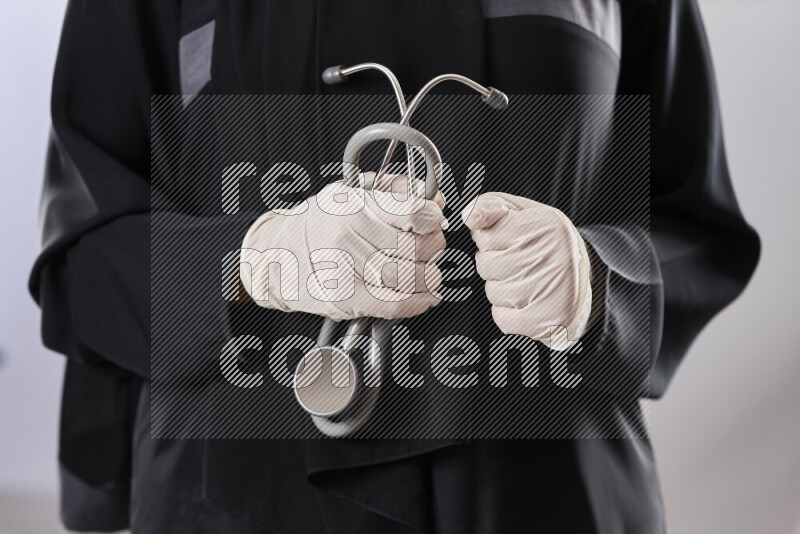 طبيبة ترتدي عباءة وملابس طبية في أوضاع متعددة