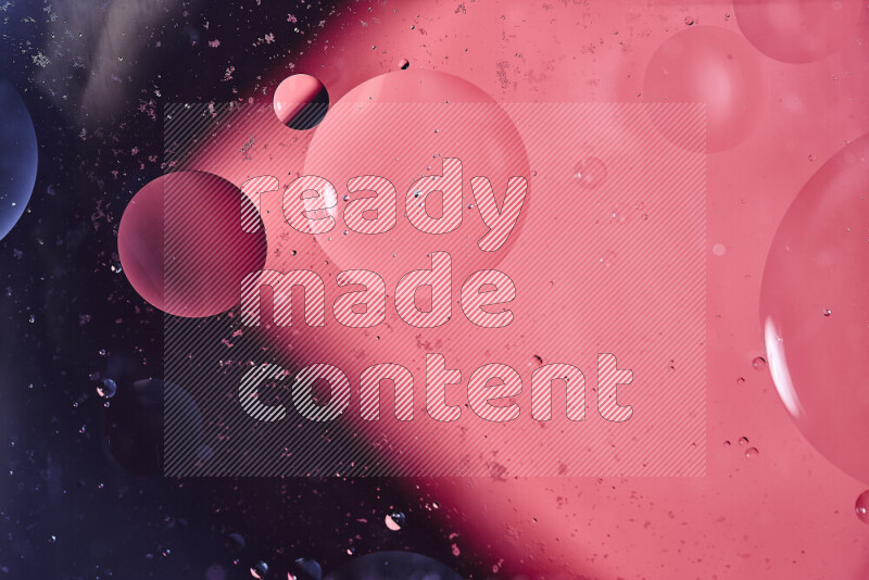 لقطات مقربة لفقاعات من الزيت على سطح الماء باللون الأسود والوردي