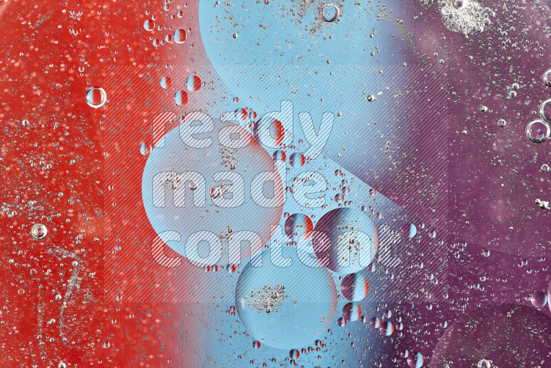 لقطات مقربة لفقاعات من الزيت على سطح الماء باللون الأزرق والأحمر والأرجواني