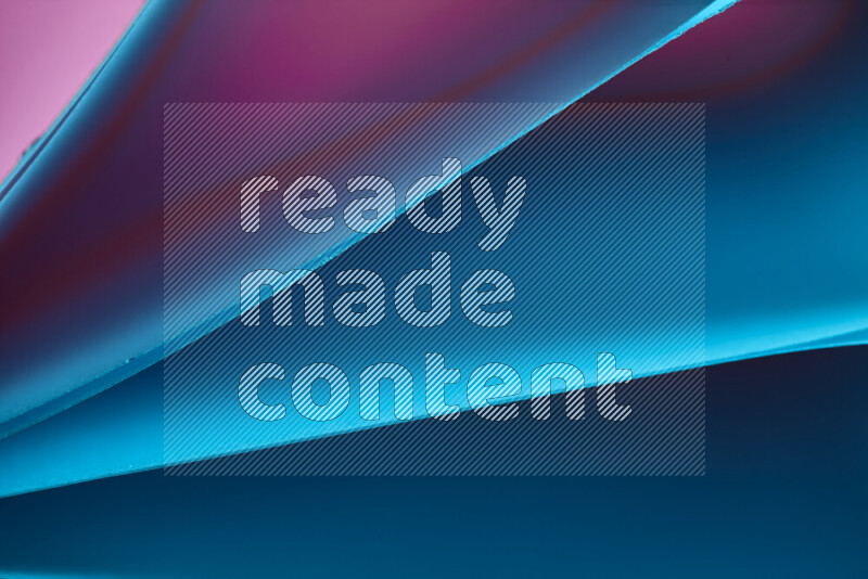 فن تجريدي يعرض منحنيات مع تدرجات الألوان الدافئة والباردة مكونه بضوء ملون