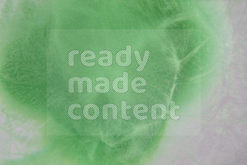 تلتقط الصورة تناثرا للطلاء الأخضر علي خلفية بيضاء