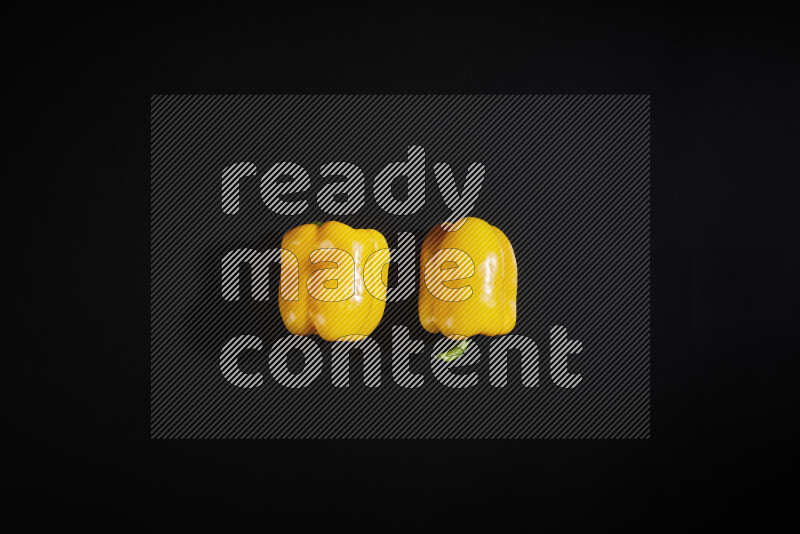 فلفل أصفر حلو علي خلفية سوداء