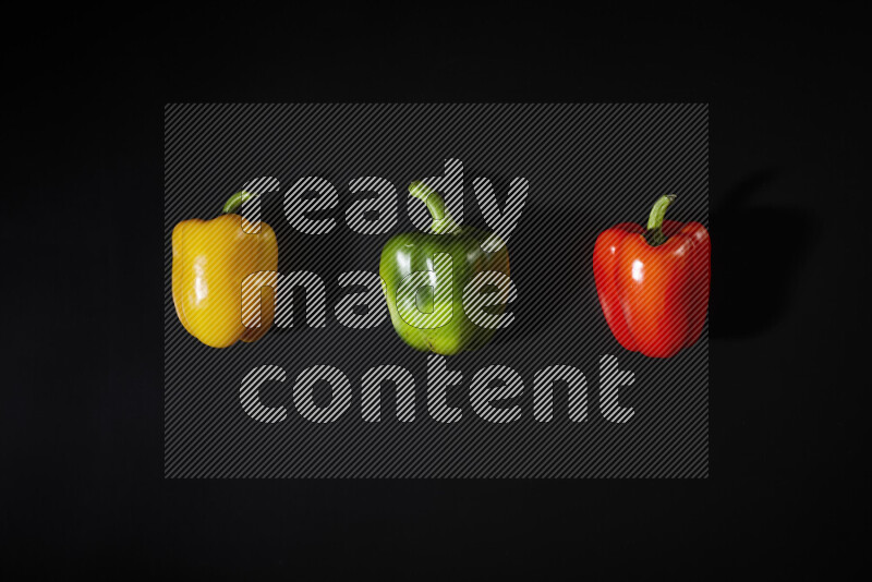 فلفل حلو متنوع علي خلفية سوداء