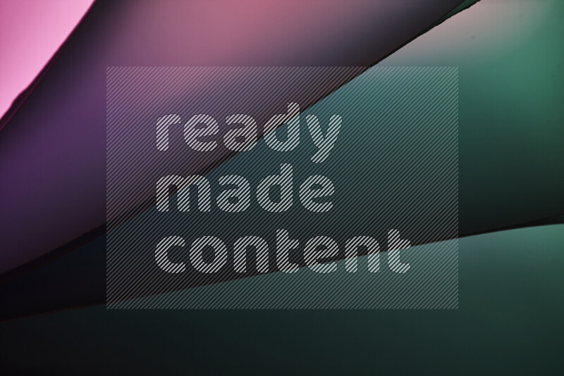 فن تجريدي يعرض منحنيات مع تدرجات الألوان الدافئة والباردة مكونه بضوء ملون