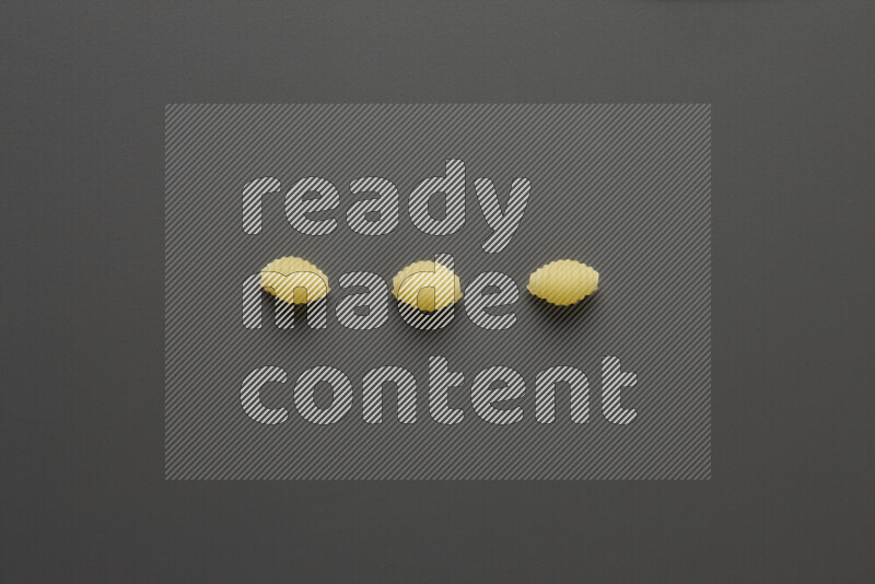 معكرونة ودعة علي خلفية رمادية