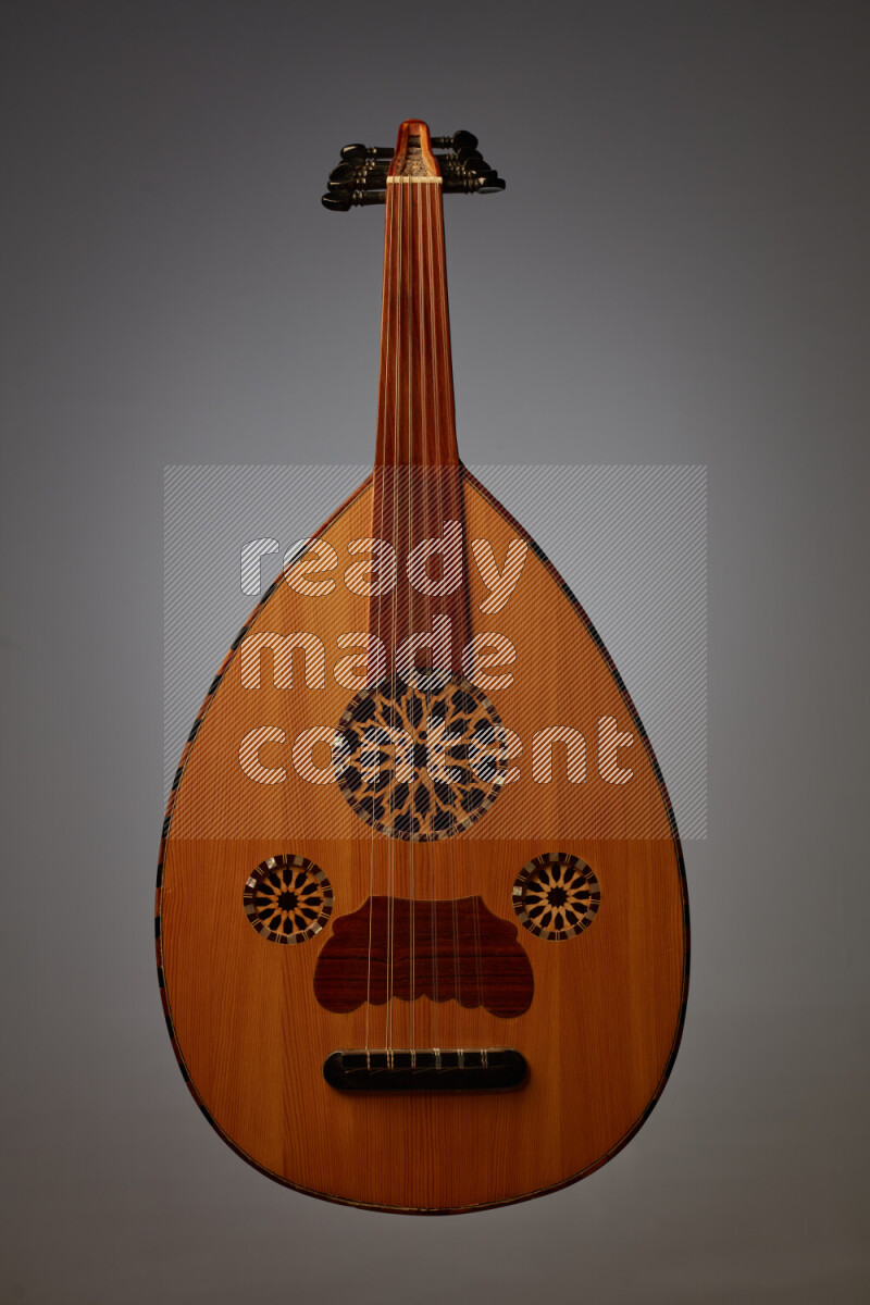 عودي خشبي بني على خلفية رمادية