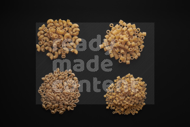 أنواع مختلفة من المعكرونة علي خلفية سوداء