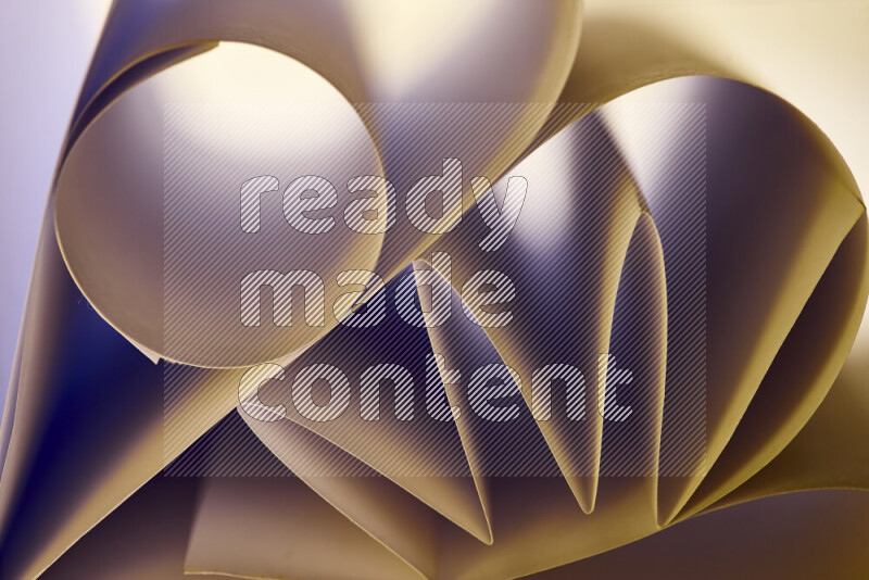 عرض فني لطيات الورق تخلق مزيج من الأشكال الهندسية، مضاءة بإضاءة ناعمة بدرجات دافئة