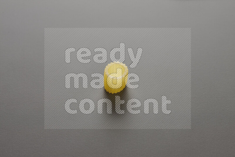 معكرونة خواتم علي خلفية رمادية