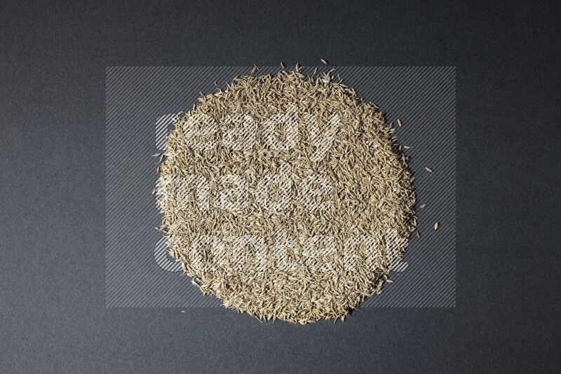 حبوب الكمون علي خلفية سوداء