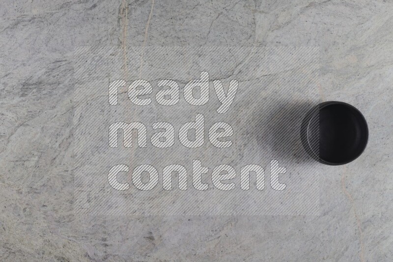 وعاء فخاري أسود على خلفية من الرخام الرمادي