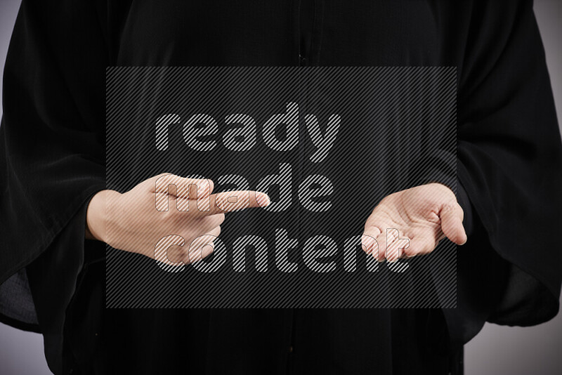 امرأة تشير بيديها بلغة الإشارات المختلفة