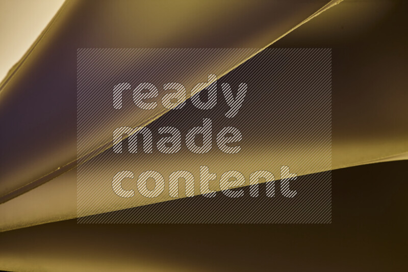 فن تجريدي يعرض منحنيات مع تدرجات الألوان الدافئة والباردة مكونه بضوء ملون