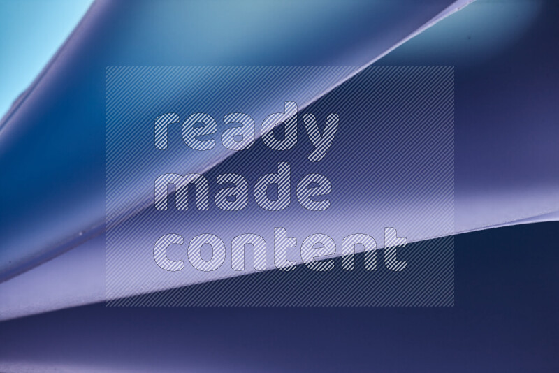 فن تجريدي يعرض منحنيات مع تدرجات الألوان الباردة مكونه بضوء ملون