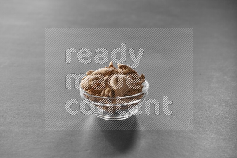 زنجبيل مجفف في وعاء زجاجي علي خلفية سوداء