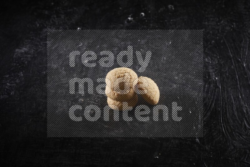 كحك علي خلفية سوداء