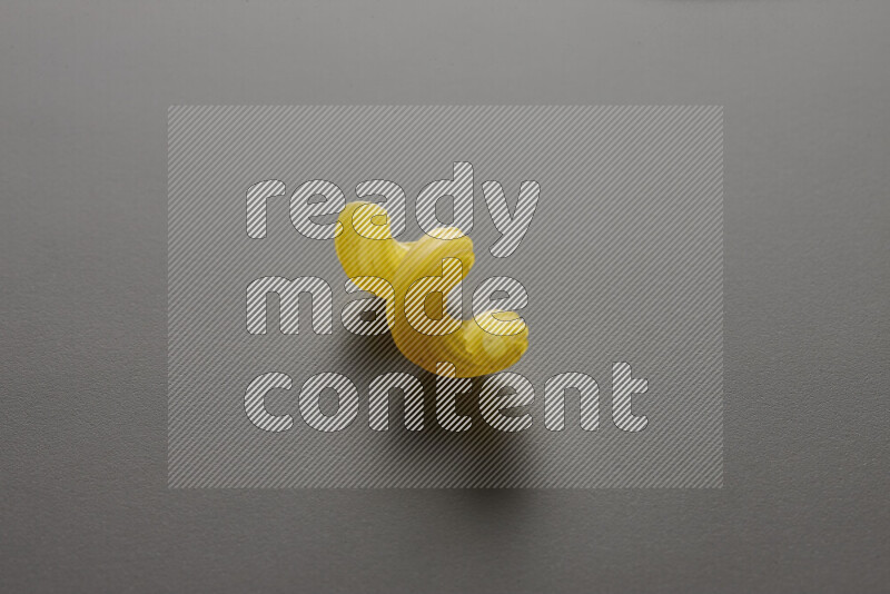 معكرونة تويست علي خلفية رمادية